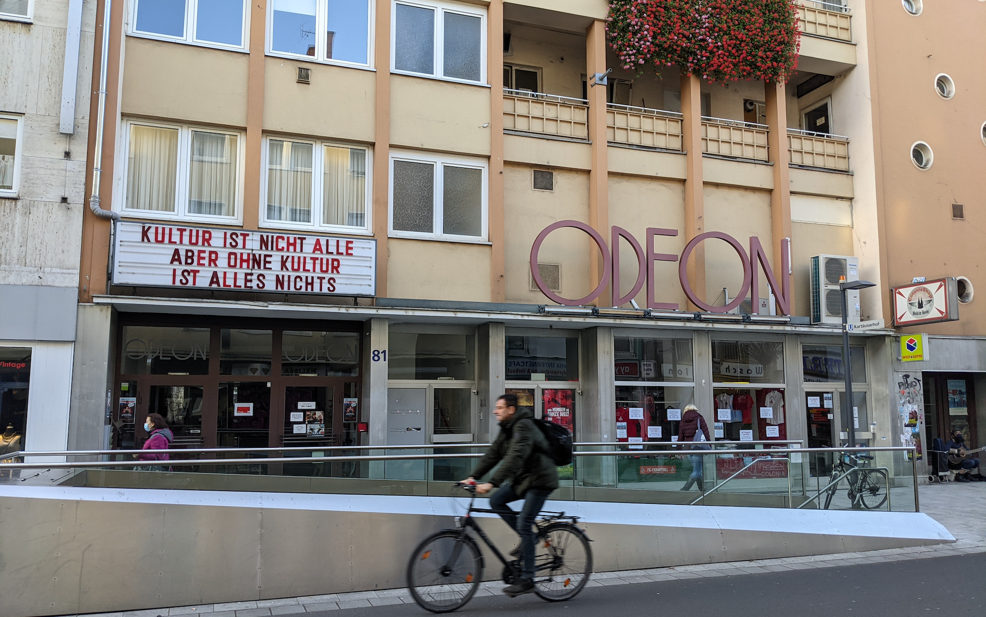 &ldquo;Día festivo en Colonia. Perfecto para ir al cine u otras actividades culturales&rdquo;