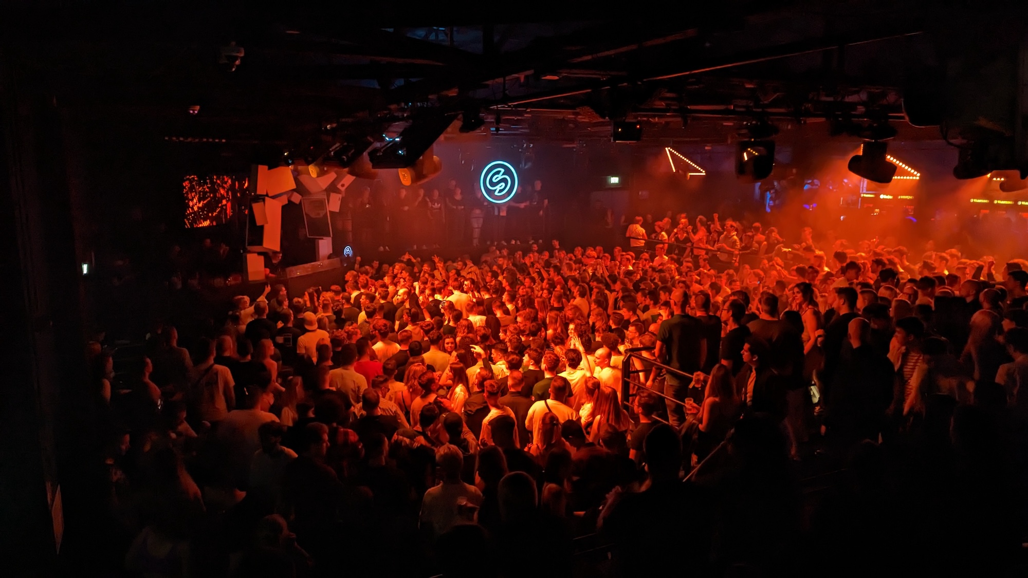 “Fiesta de música techno en discoteca de Colonia”