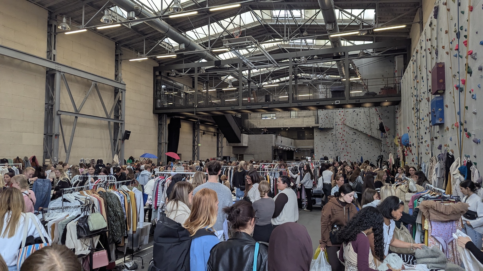 “Mercadillo de ropa de segunda mano Mädelsflohmarkt en Colonia”
